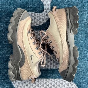 NIKE LAHAR LOW WMNS ‘GRAIN’